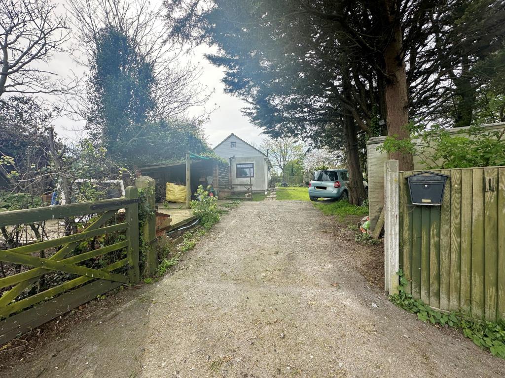 Lot: 174 - LAND WITH BUILDING, CARAVAN AND SWIMMING POOL IN RURAL LOCATION - Gated entrance with driveway